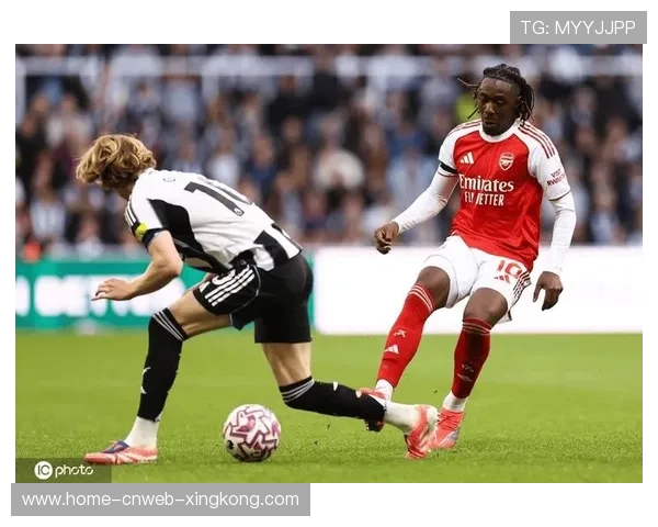 阿森纳加布里埃尔头球发力轰破对方球门的瞬间：信念、力量与传承的交汇